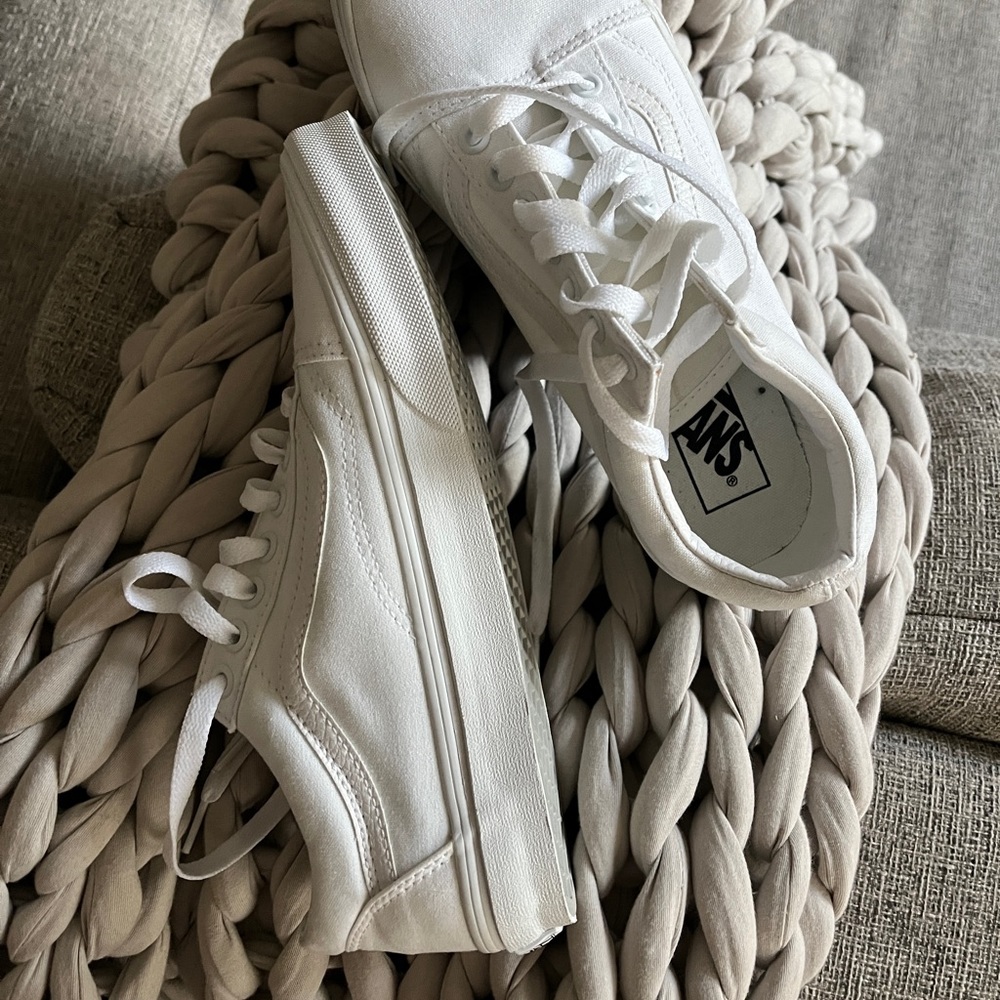 *never worn* Vans UA old school sneakers